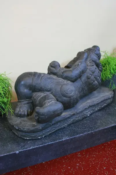 Product image 3 of the product “Ganesh, reclining, cast stone, 58cm L ”